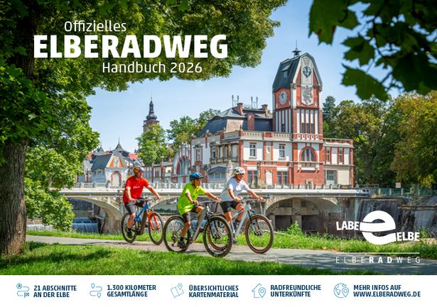 Titelbild Elberadweg Handbuch 2026 mit drei Radfahrern vor einem Jugendstil-Wasserwerk in Hradec Králové